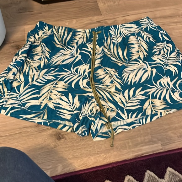 Tropical Leaf Print Women's Shorts. XL - Picture 1 of 5